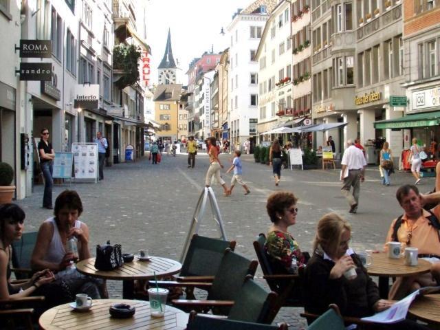 Pedestrian Area Close To Bahnhofstrasse Zúrich Exterior foto